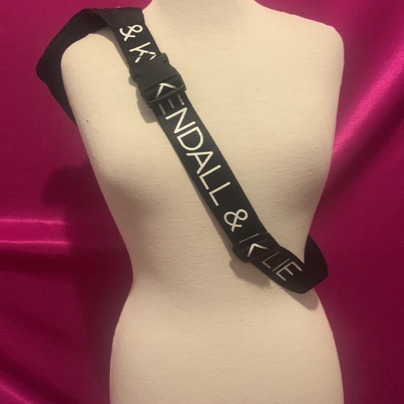 Kylie and Kendall black Crossbody or waist pack pink inside adjustable strap - Picture 4 of 6